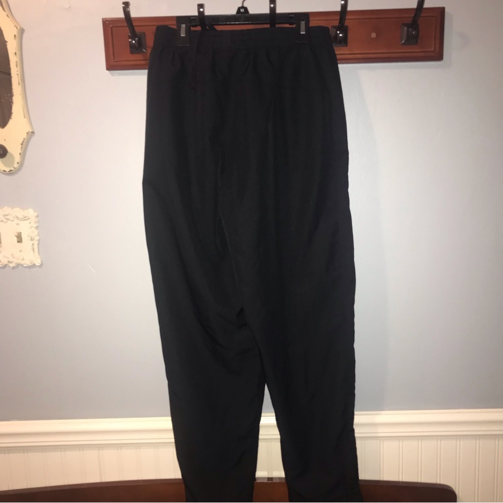 UNDER ARMOR  Mens black mesh lined pants. Size M